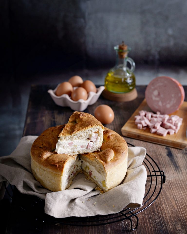 Torta salata con ripieno di ricotta e mortadella Farina lievito e